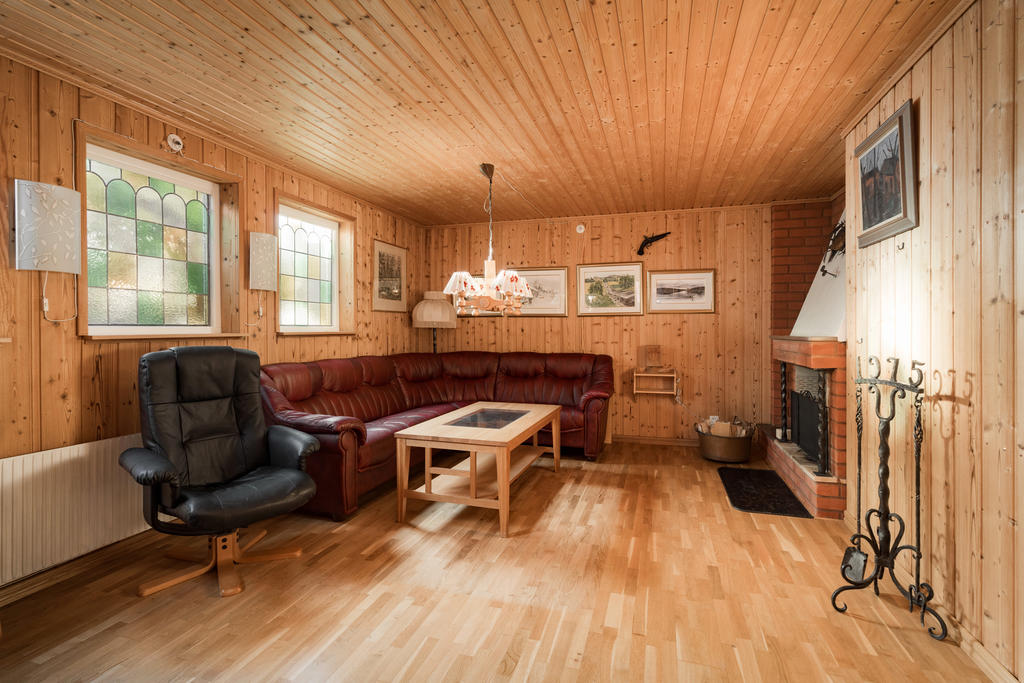 Gillestuga med öppenspis