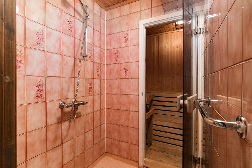 Dusch & bastu (suterrängvåning)