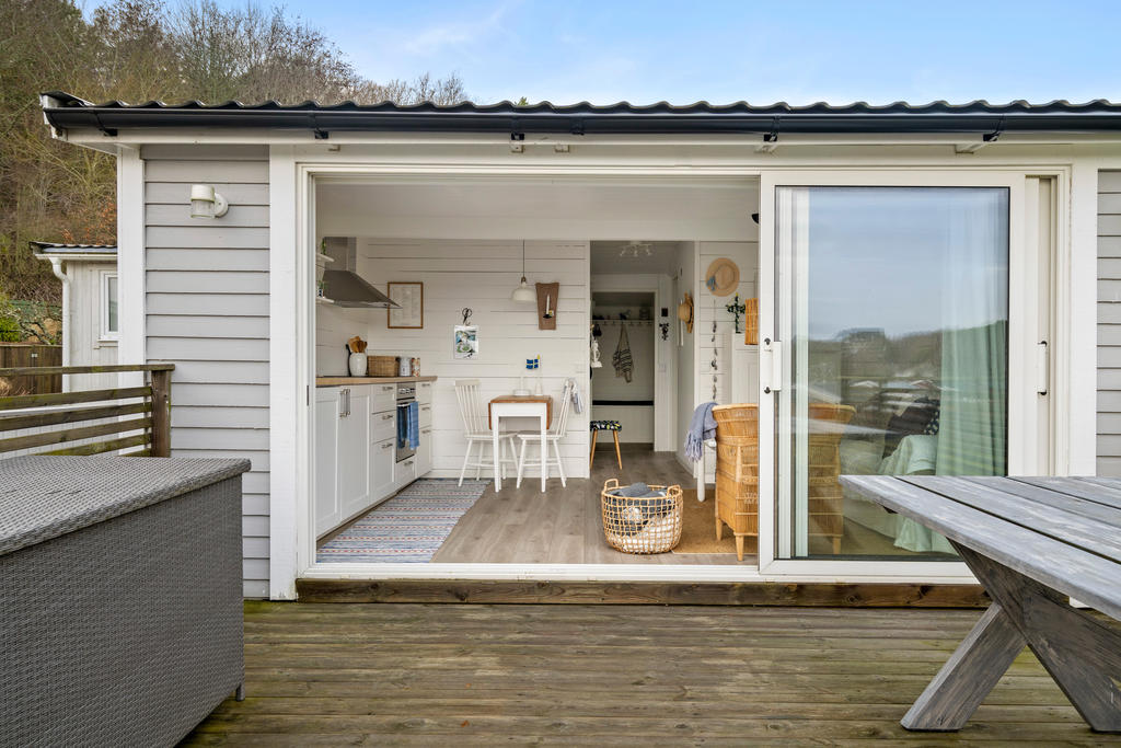 De stora skjutdörrarna i glas maximerar ljusinsläppet