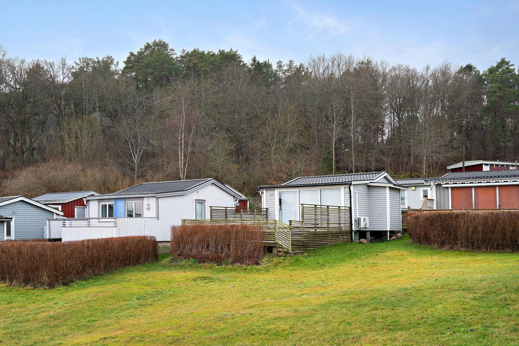 Fritt läge mot ängen som ger distans och rymd