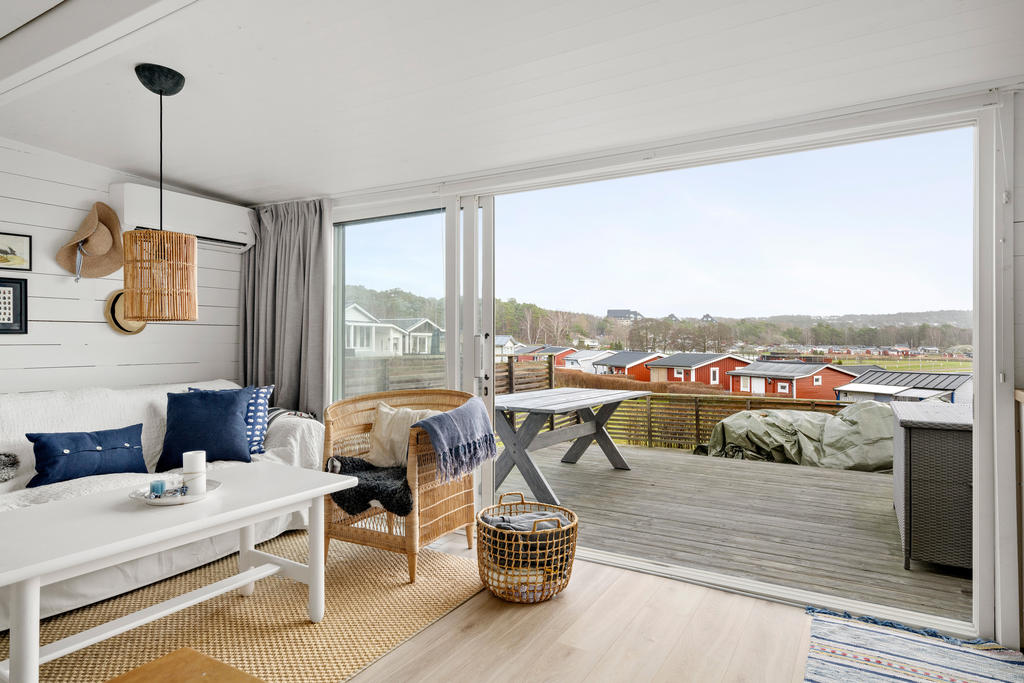 Stugan är utrustad med luft/luft-värmepump som både kan ge svalka och värme