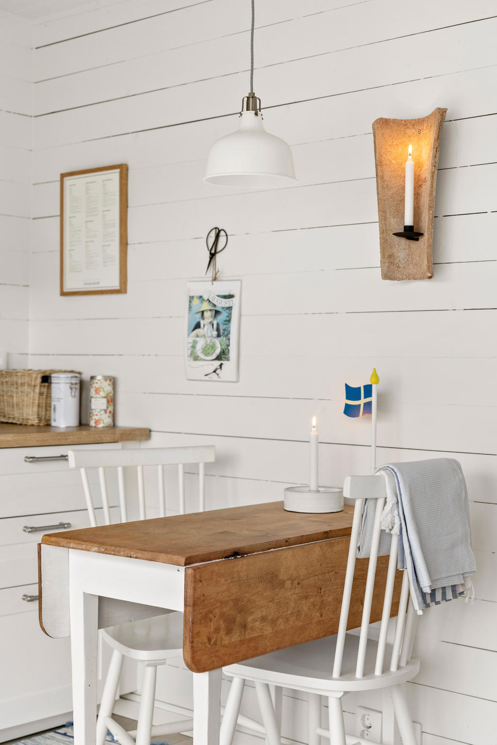 I kök och vardagsrum kläds väggarna av gedigna väggar