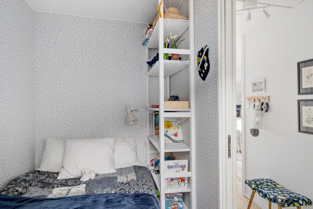 Sovrum till vänster. Plats för 120 säng. Fönster