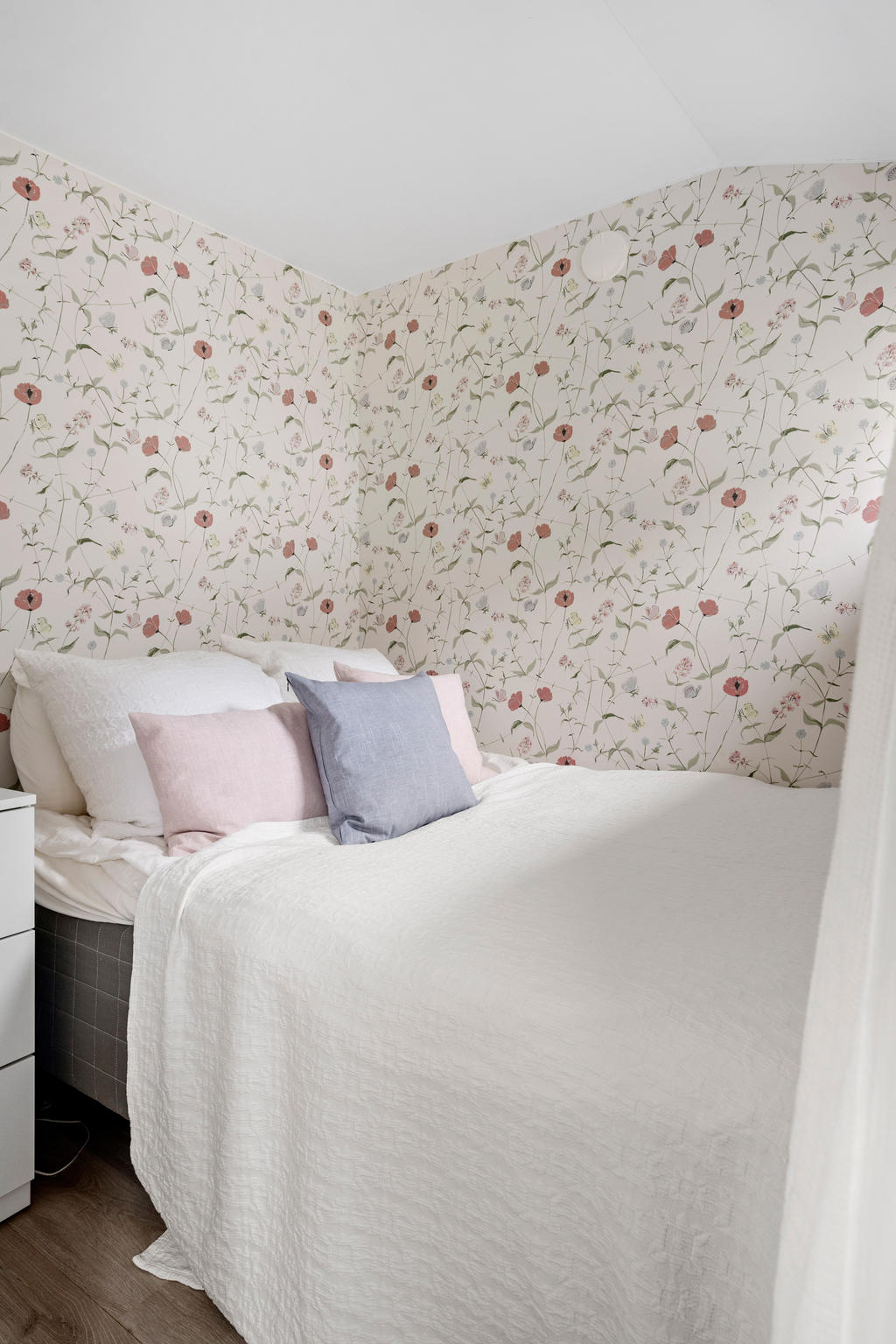 Sovrum till höger med utrustad med fönster och med plats för större säng.