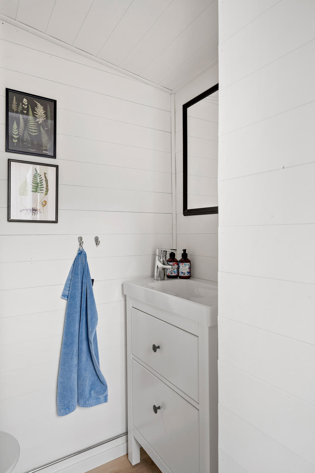 Toalettrum med handfat och WC