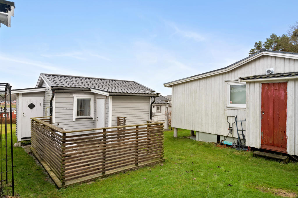 På entrésidan finns ytterligare altan samt förråd