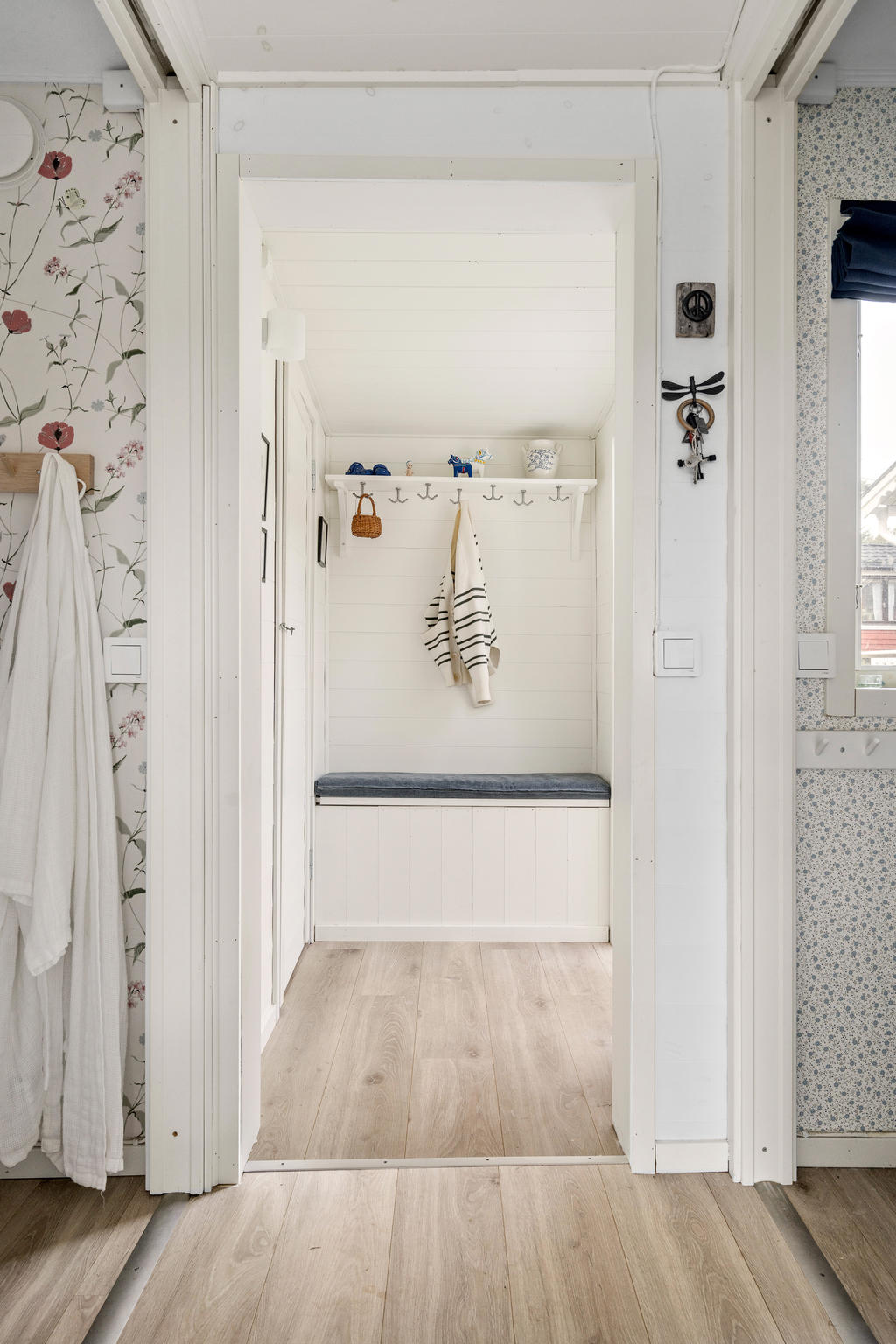 Sovrum på varsin sida av den inre hallen