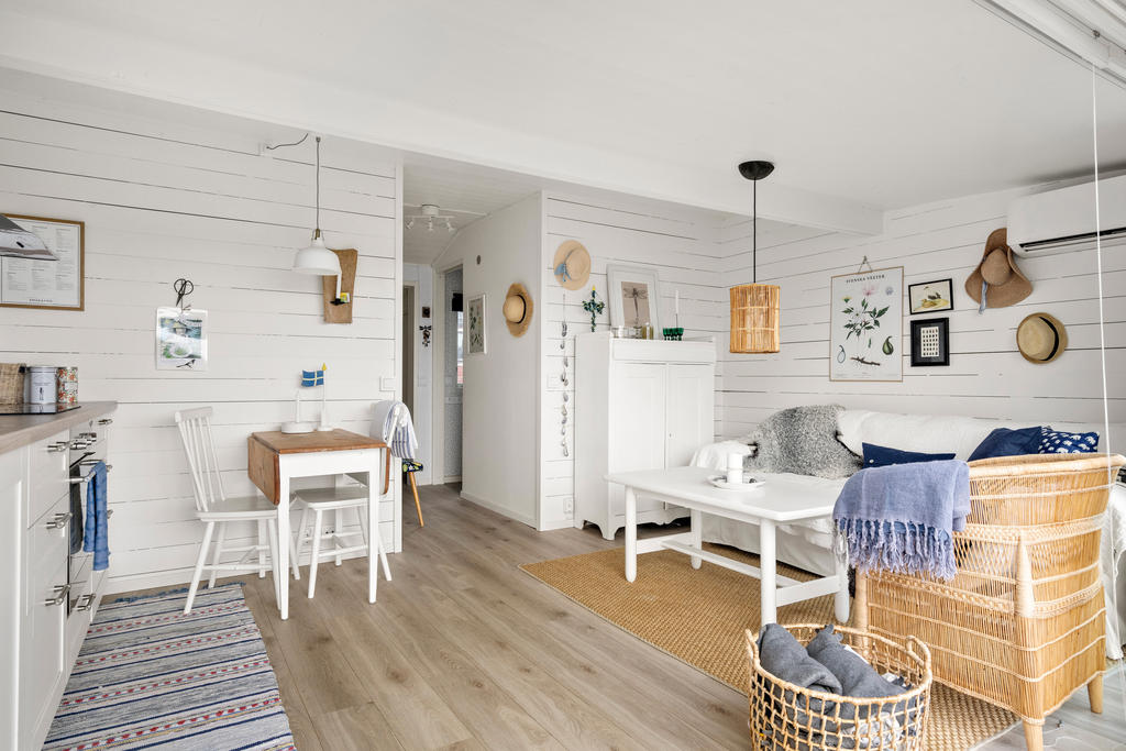 Enhetliga laminatgolv och vita väggar ger en härlig karaktär