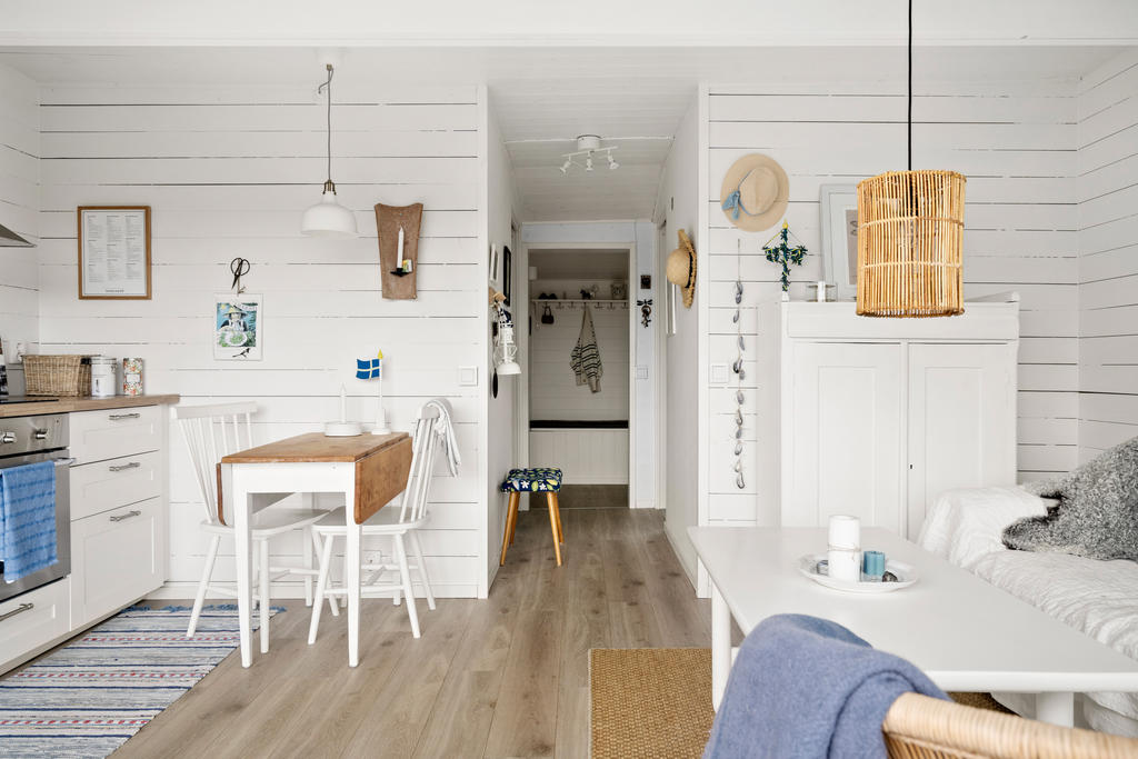 Stugan har ett öppet samband mellan kök och vardagsrum. 