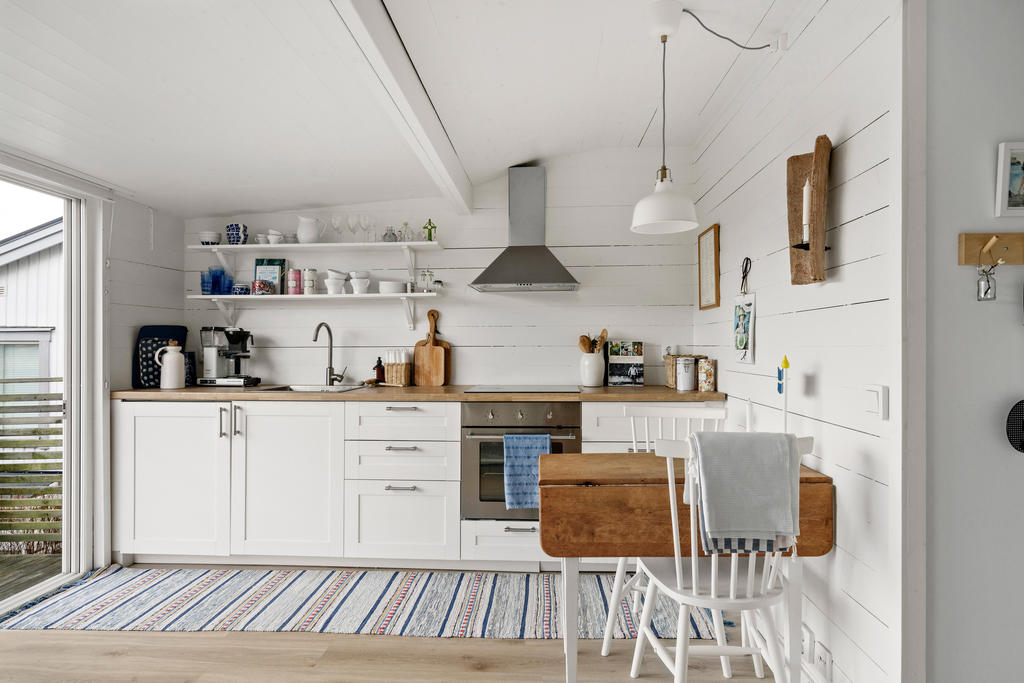 Lättarbetat kök. Integrerad kyl med frysfack till vänster