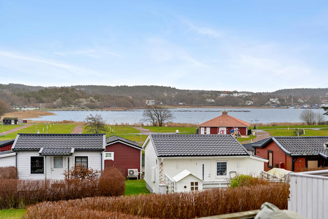 Välkomna till D60 - en smart planerad stuga, stor altan och fri utsikt mot havet