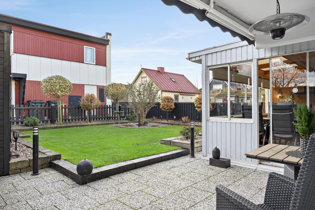 Härlig lättskött trädgårdstäppan på baksidan