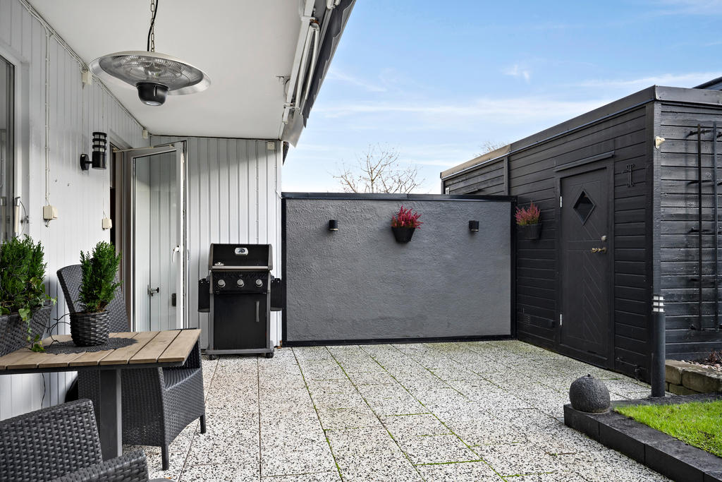 Stensatt uteplats på baksidan