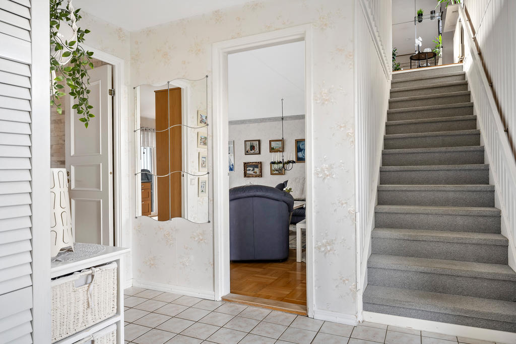 Entré/hall med uppgång till ovanvåningen