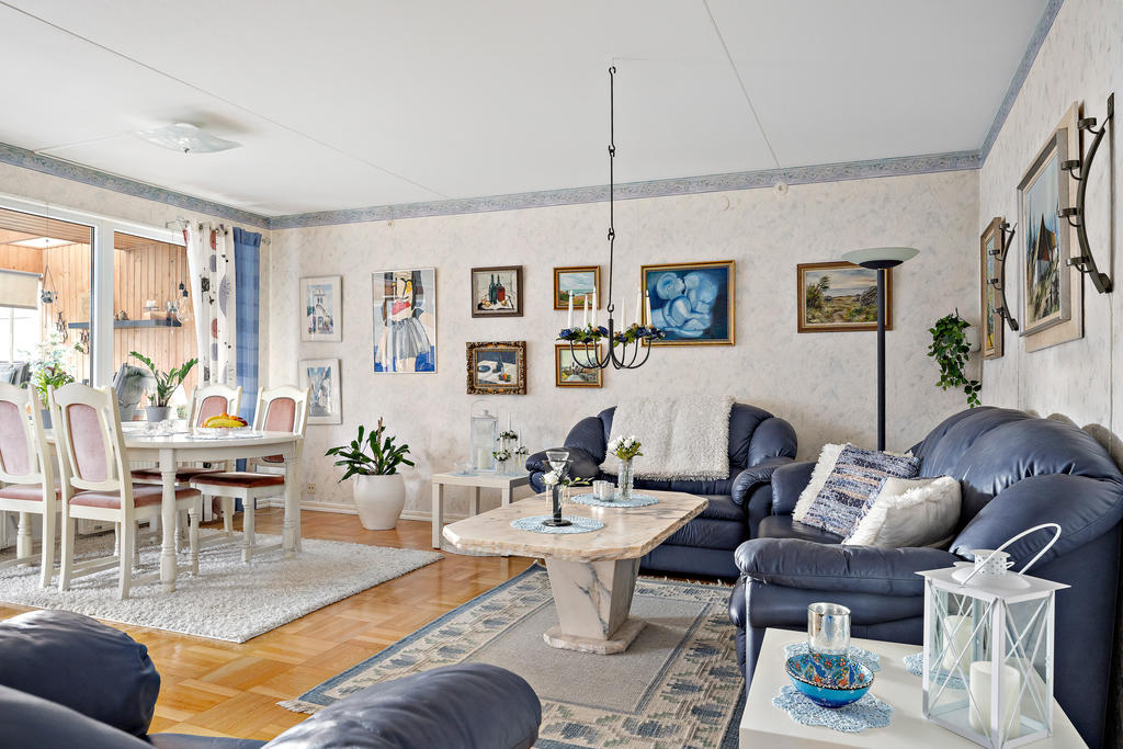 Vardagsrum/matrum med utgång till uterummet