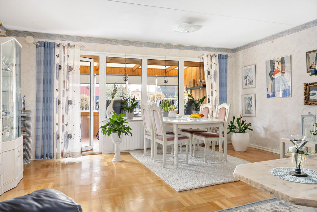 Matplats i samband med fönstret ut mot uterummet