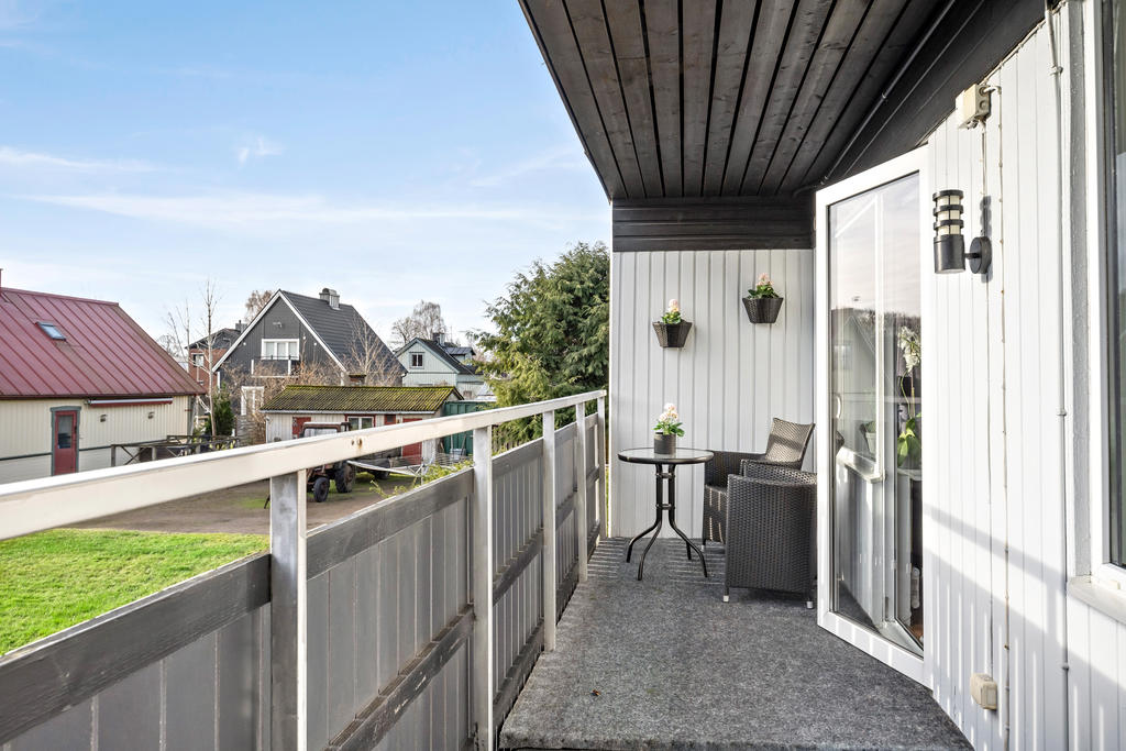 Härlig balkong längs husets långsida