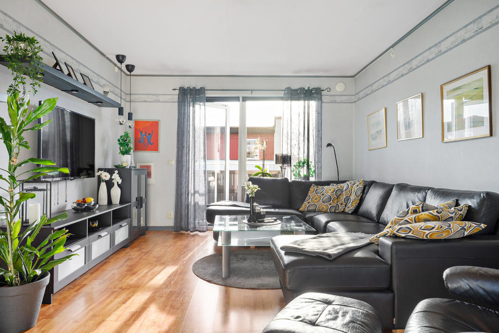 Allrum/tv rum med utgång till balkongen