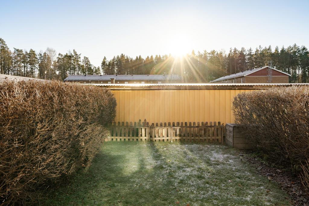 Trädgård med plats för lek eller odling