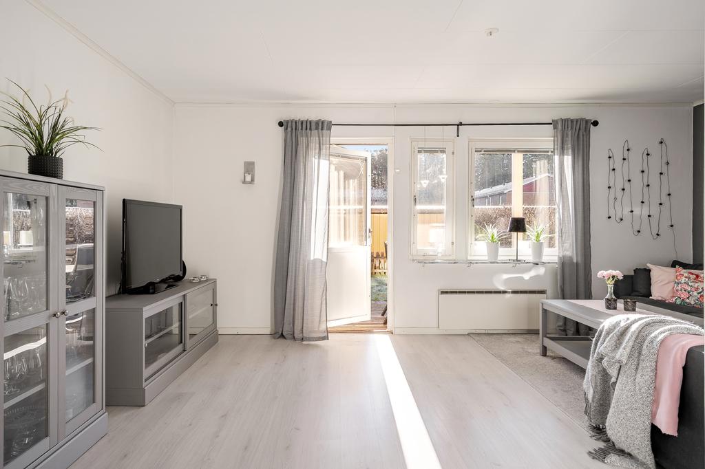 Härligt vardagsrum med utgång till uteplats