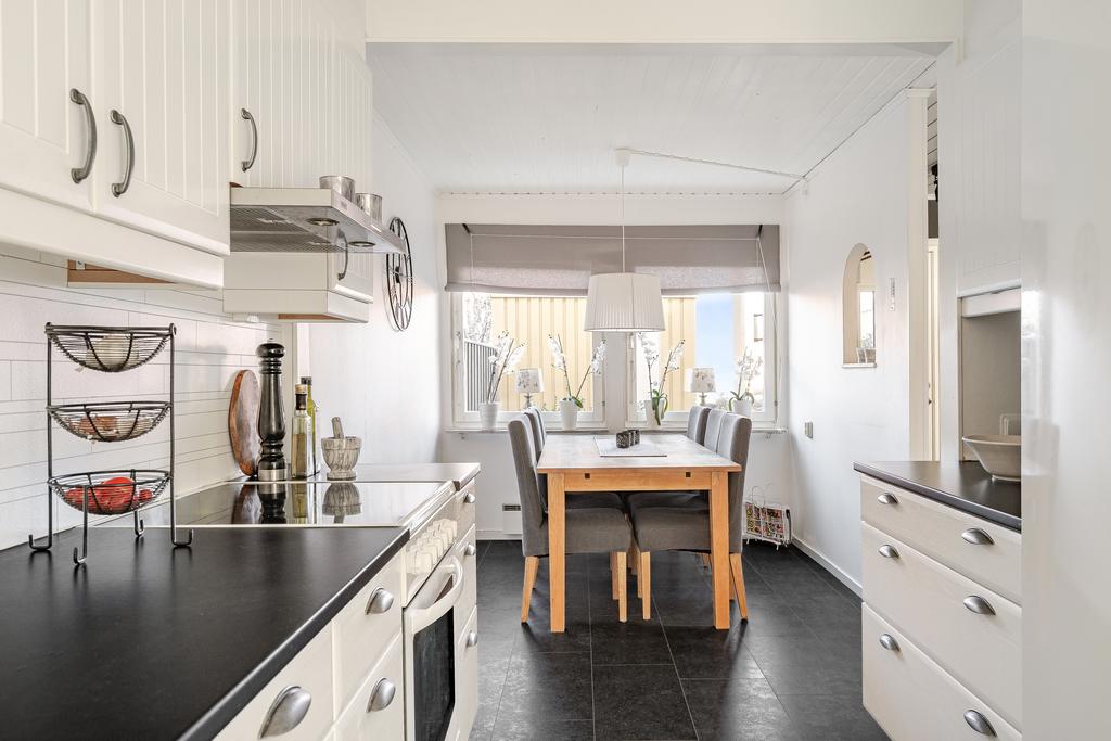 Matplats vid fönstren