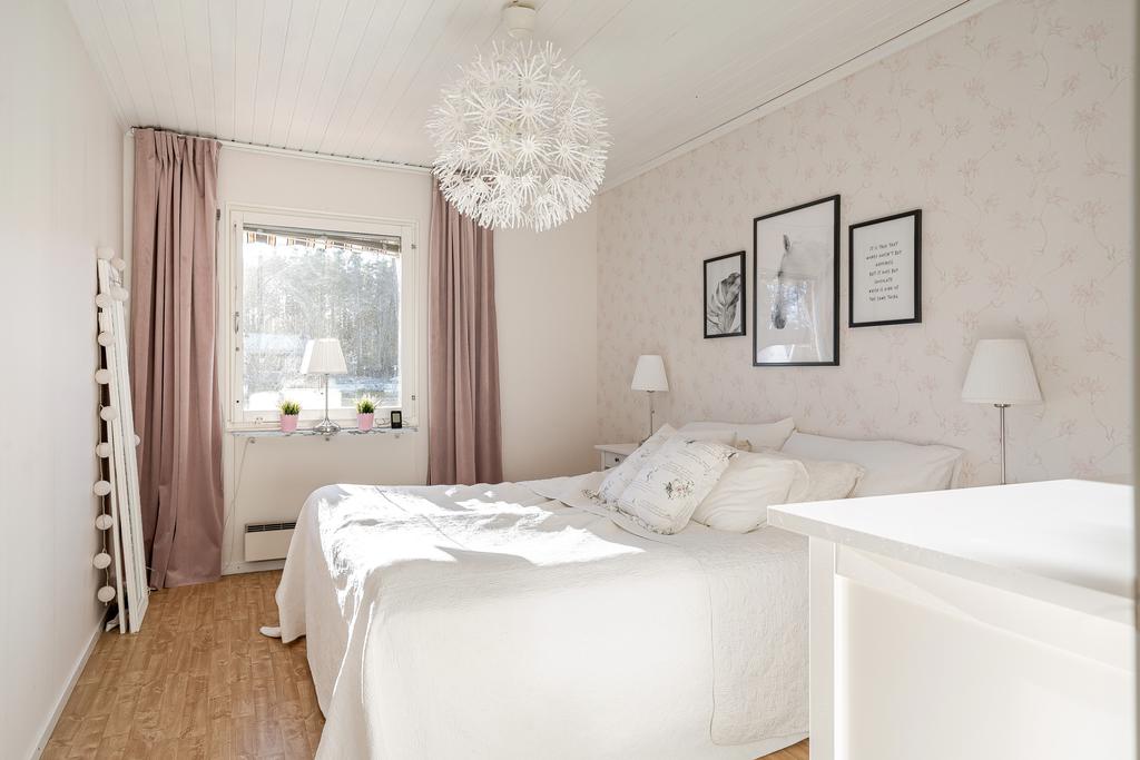 Sovrum 1 med plats för dubbelsäng