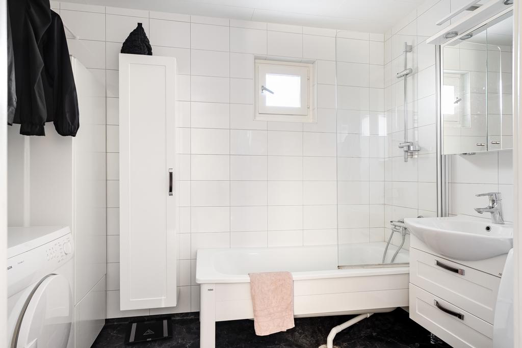 Badrum med kaklade väggar 