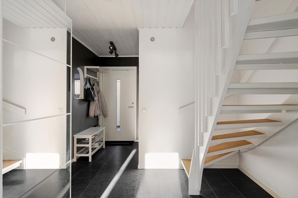 Entré och trapp till övervåning