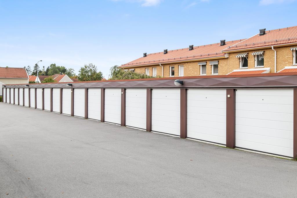 Garagelänga i nära anslutning