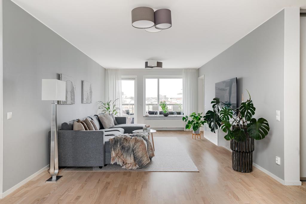 Vardagsrum med utgång till balkong