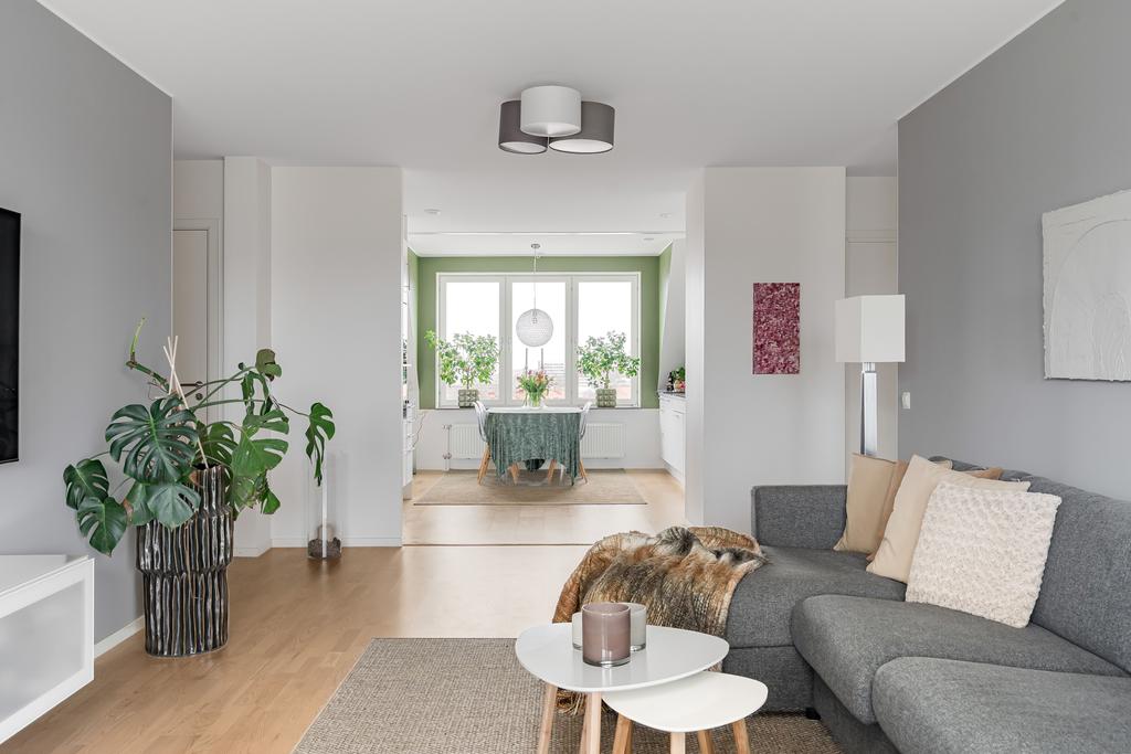 Öppen planlösning mellan vardagsrum och kök