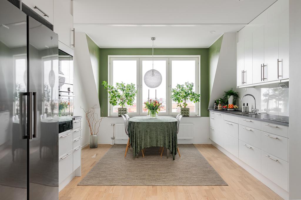 Kök med stor plats för matbord