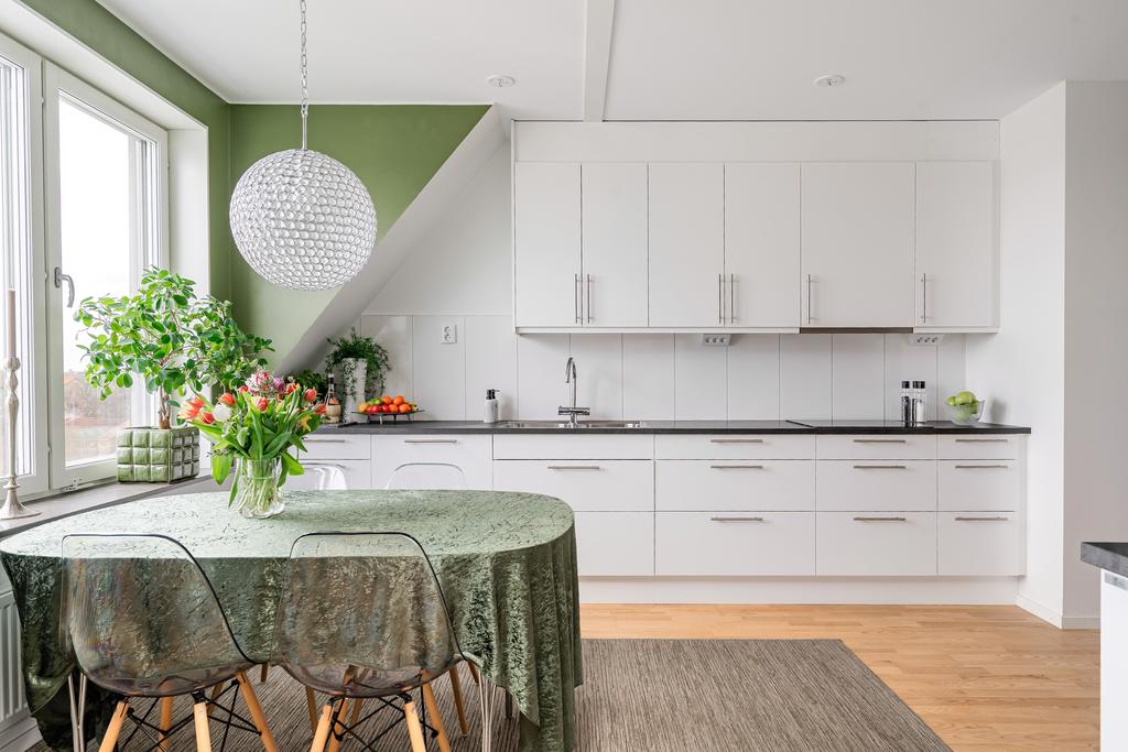 Kök med gott om förvaringsskåp 