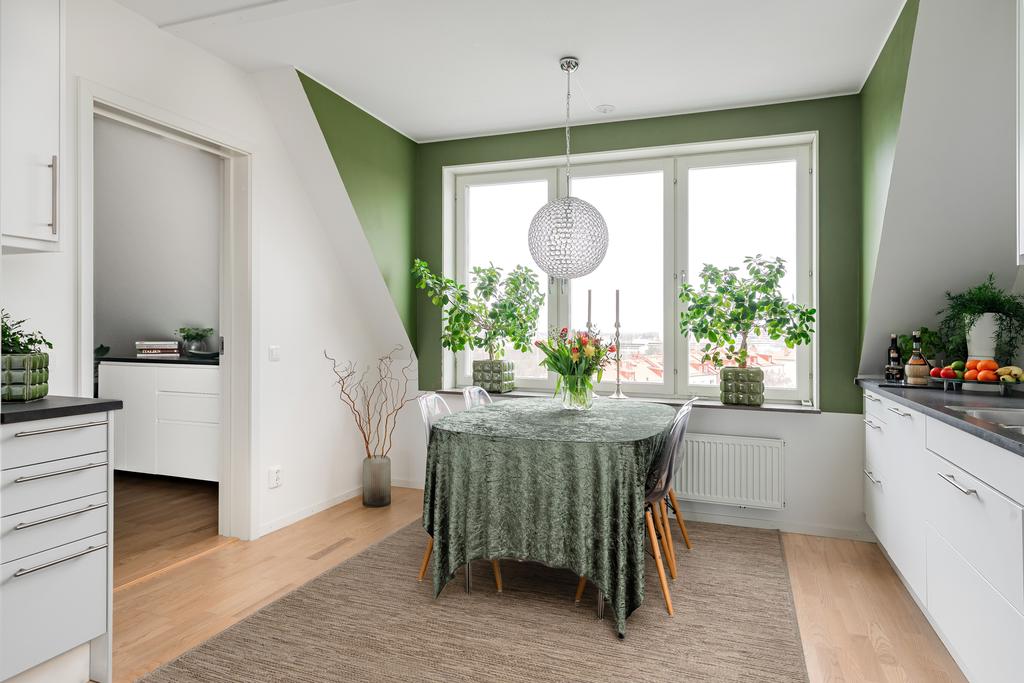 Skafferi/kontor/förråd innanför matplatsen 