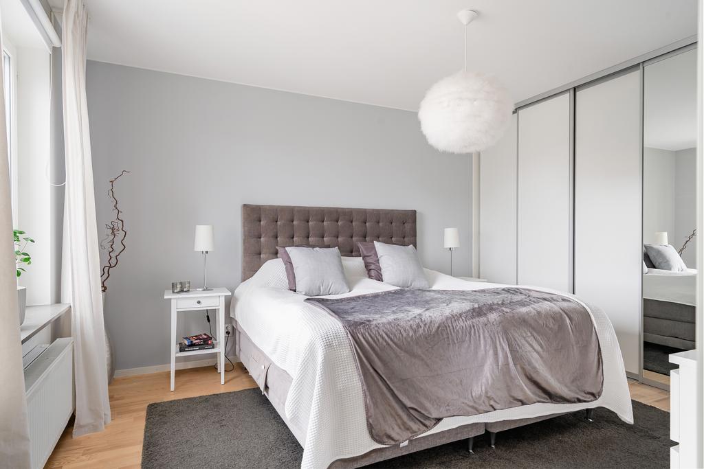 Master bedroom med praktisk skjutdörrsgarderob 