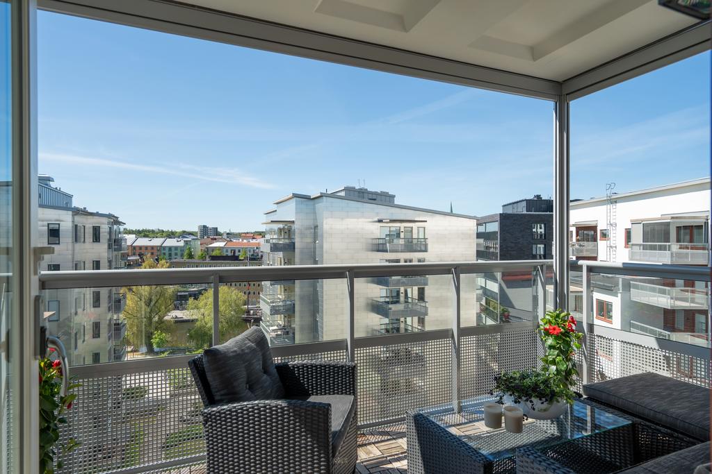 I sydvästläge med sol redan från lunch till solnedgång 