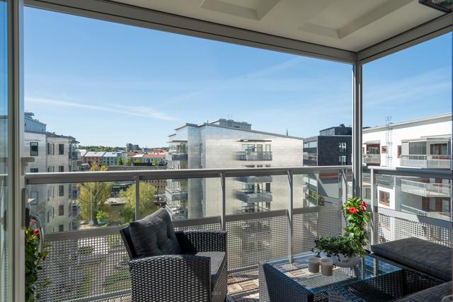 I sydvästläge med sol redan från lunch till solnedgång 