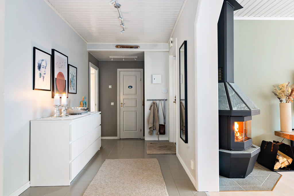 Stor bra hall med plats för möblering