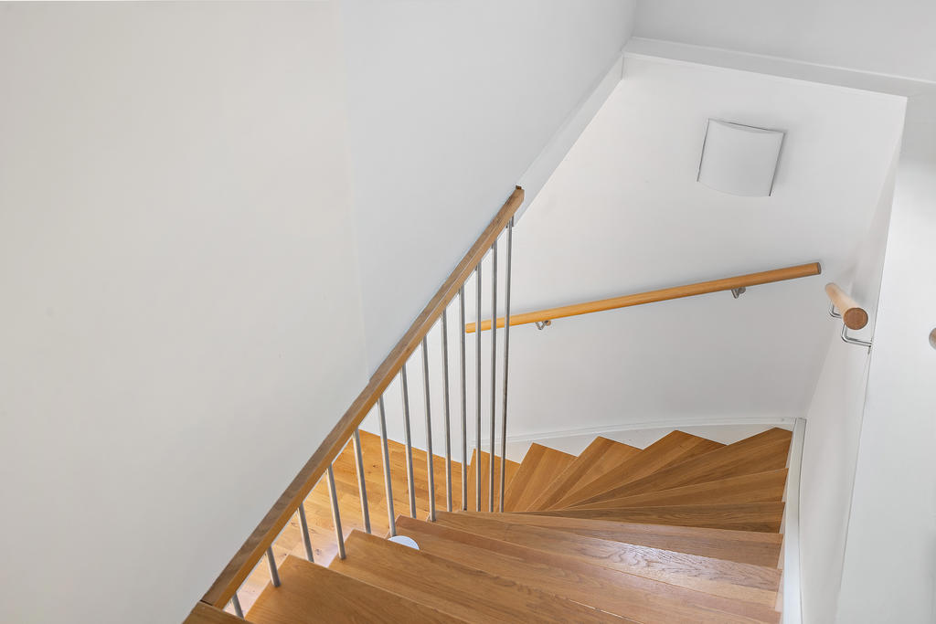 Trappan ner till nedre plan, som antingen kan nyttjas av bostadsägaren eller hyras ut för att kunna bo gratis! En otrolig tillgång!