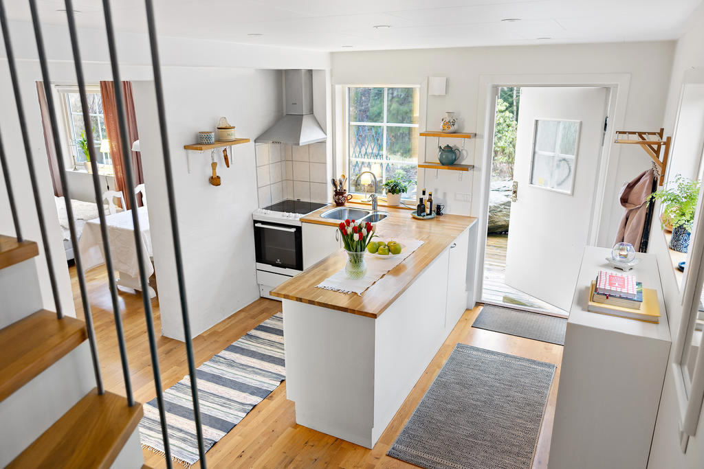 Här nere finns en fullt utrustad lägenhet med egen entré