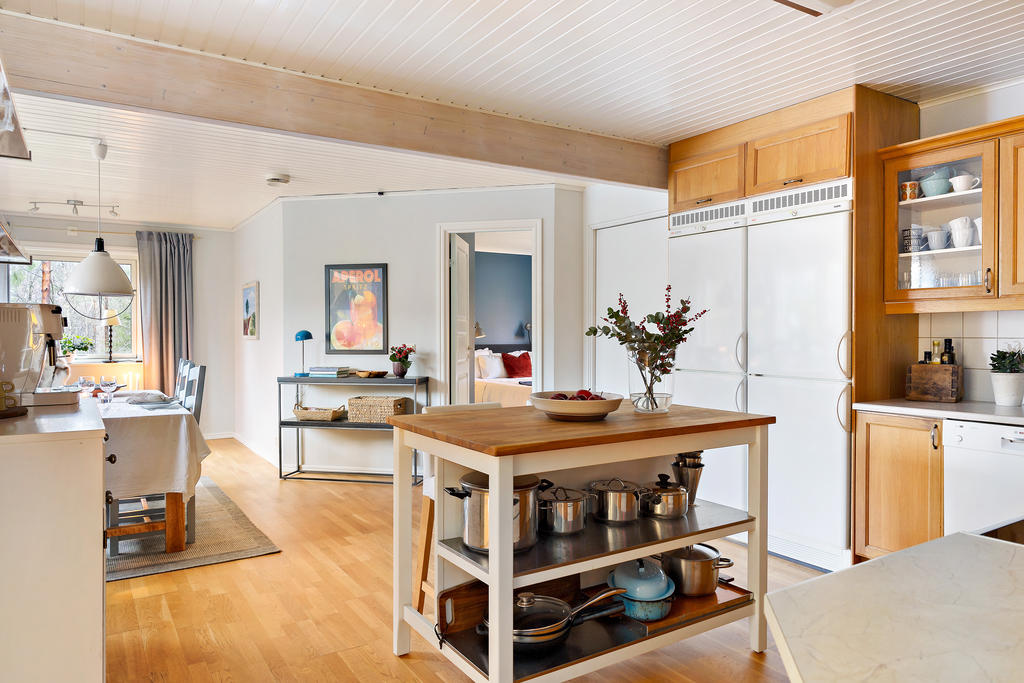 Stort rymligt kök med stor plats för matbord