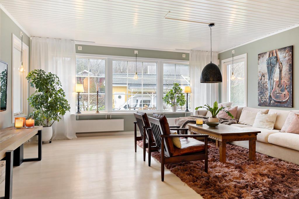 Stort allrum i söderläge vilket skänker fint ljus!