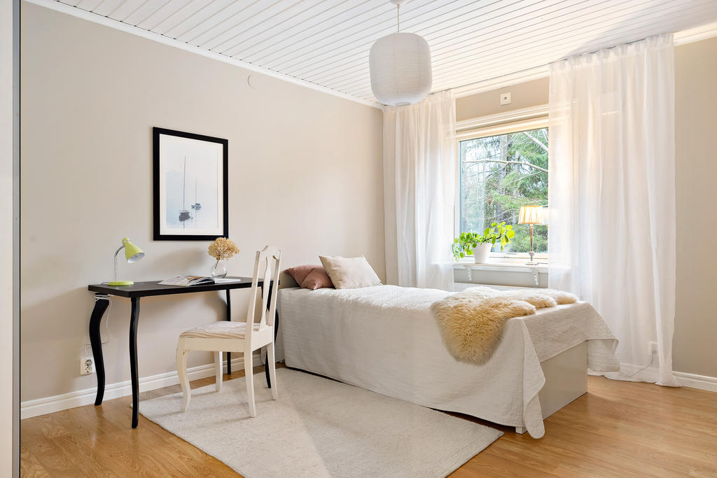 Sovrummet som är vid entrén. Stort och bra med garderober till vänster