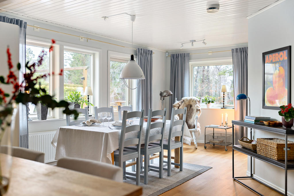 Intill matplatsen kan man även gå ut på altanen, perfekt för sommarens grillkvällar! 