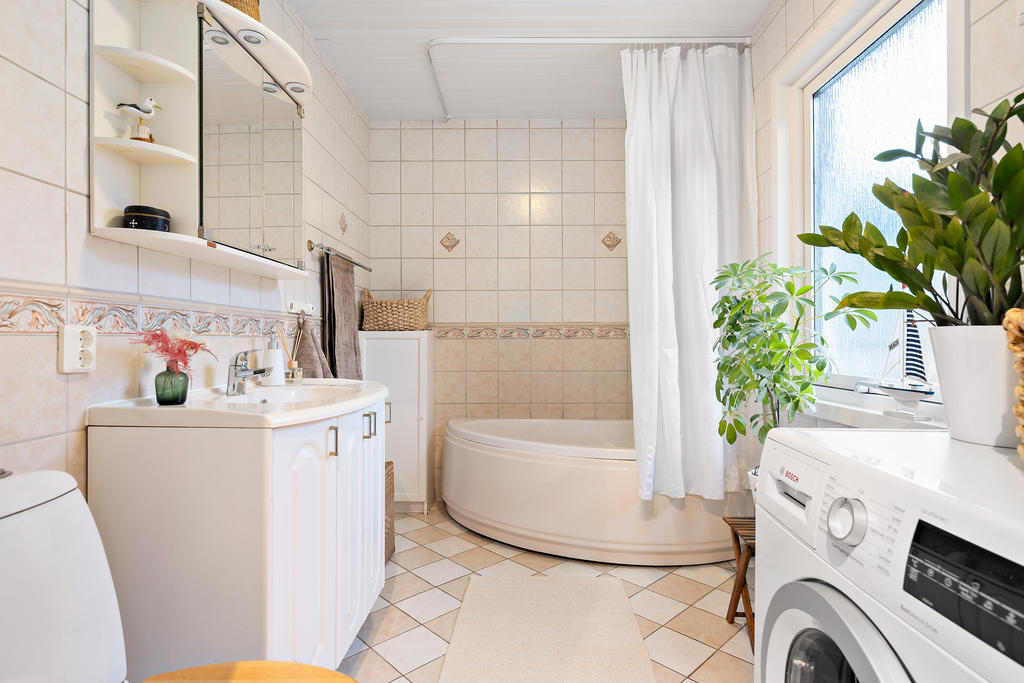 Lyx med 2 badrum, detta vid entrén