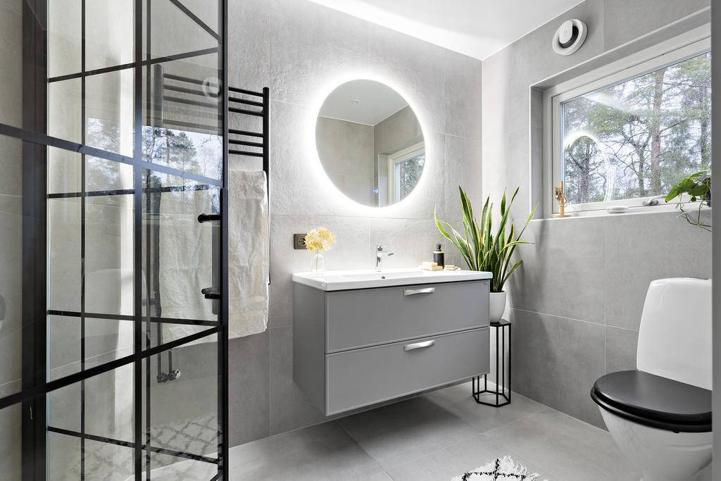 Badrum till master bedroom