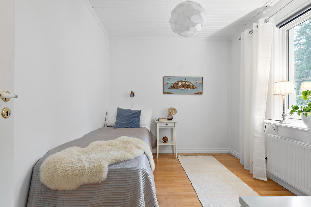 Sovrummet vid köket, fönster mot altanen