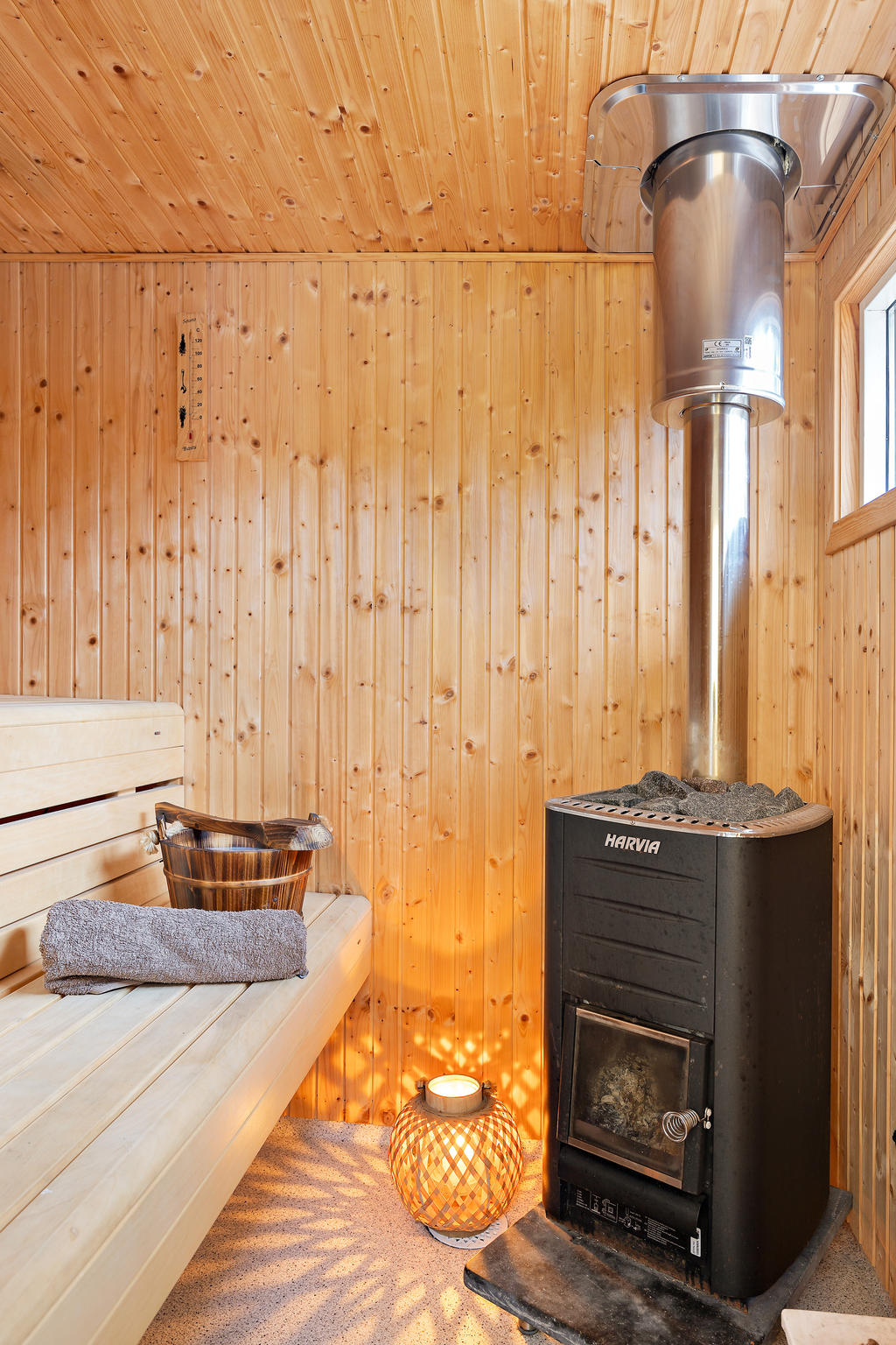 En fin bastu ute vid förrådet på altanen