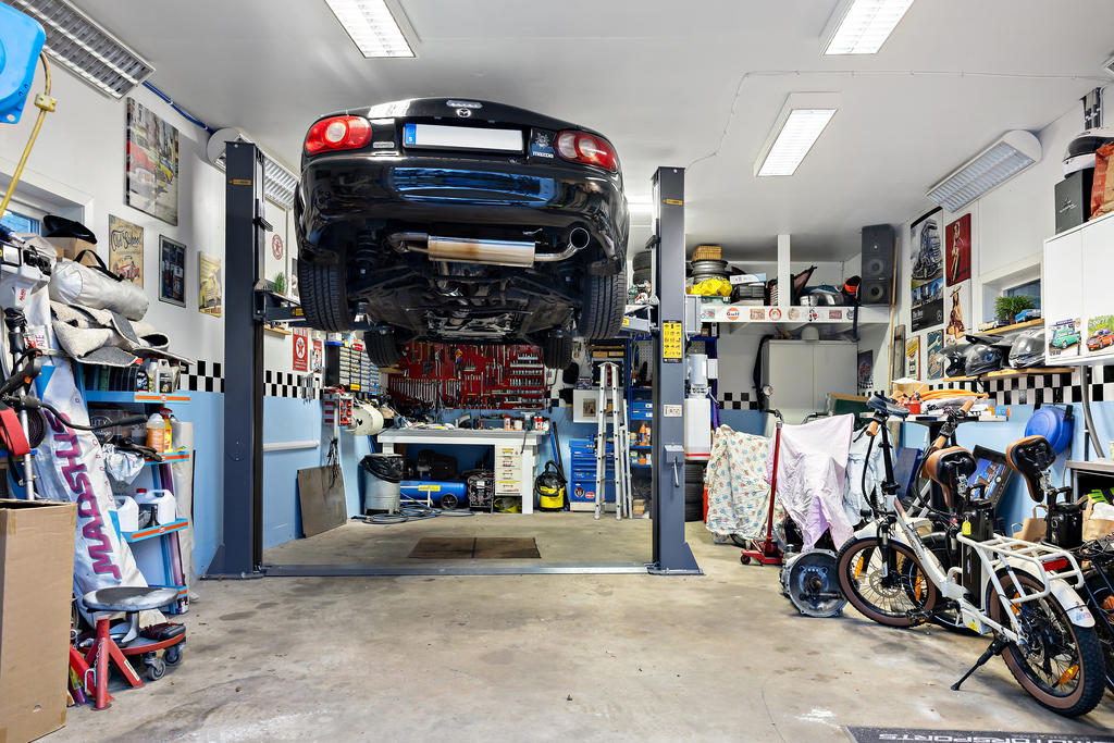 Stort garage. 
Obs. Lyft kan köpas enligt separat ök med köparen.