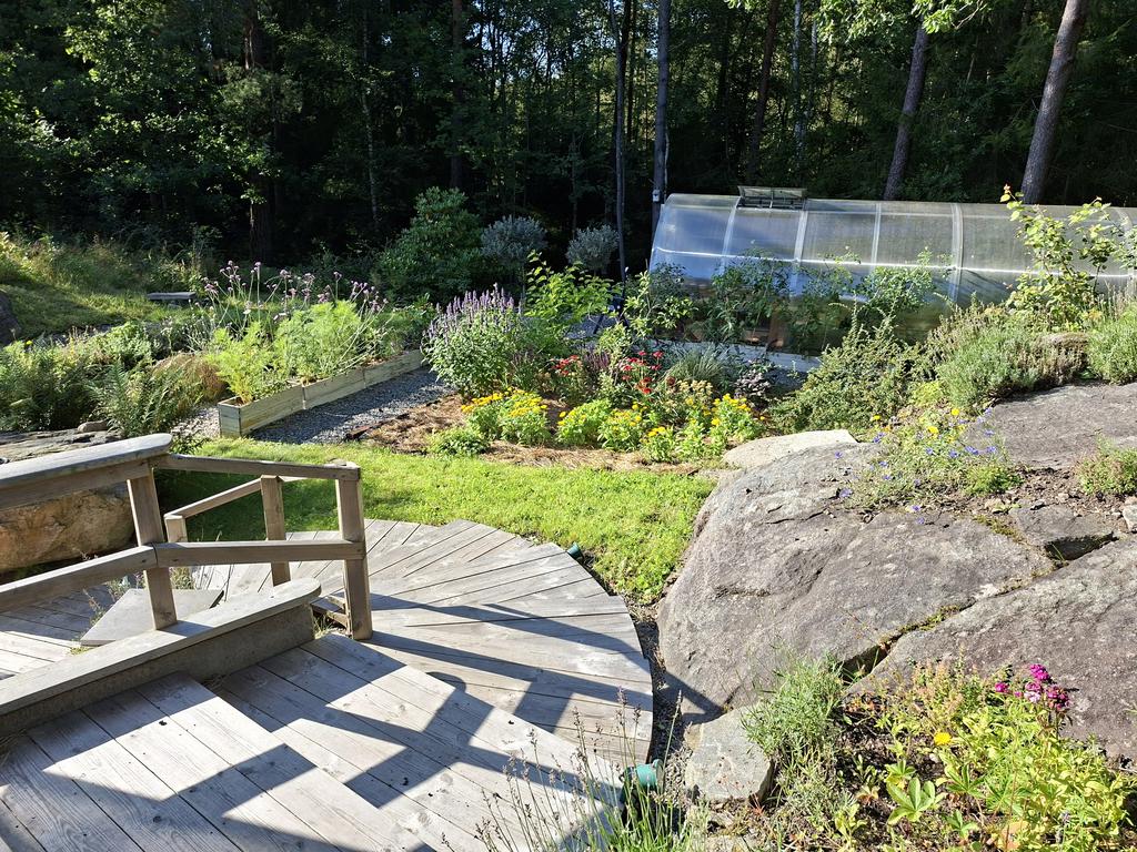 En vacker trappa leder ner till altanen utanför lägenheten